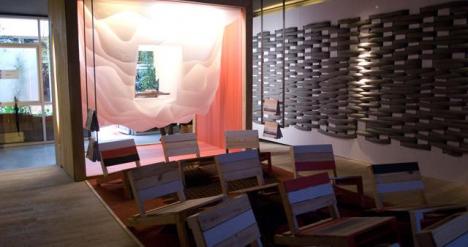 El Saln Auditorio realizado por Nidolab Arquitectura + The wow . La estrella del lugar es la Nube, una instalacin lumnica en forma de caja. 