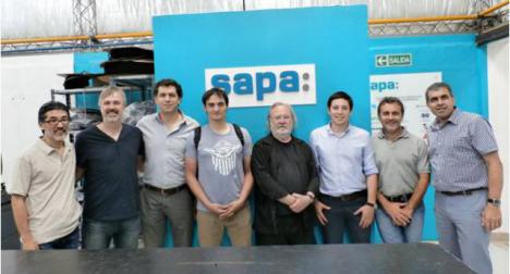 Docentes de la Ctedra Blanco de Diseo Industrial de la FADU-UBA junto a representantes de Sapa