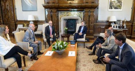 El Presidente Mauricio Macri junto a directivos de Holcim Argentina y autoridades de Gobierno