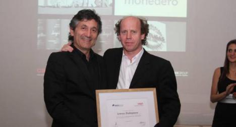 Premios Ventanas al Futuro 2012 - Diseo y Comunicacin - Lorenzo Shakespear - Entrega Arq. Miguel Jurado (Cayc)