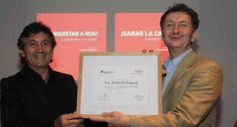 Premios Ventanas al Futuro 2012 - Literatura de la Arquitectura - Arq. Andrs Borthagaray - Entrega Arq. Miguel Jurado (Cayc)