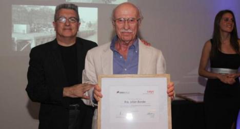 Premios Ventanas al Futuro 2012 - Arquitectos Argentinos en el Exterior - Arq. Julin Bonder - Recibe su padre, entrega Arq. Roberto Converti