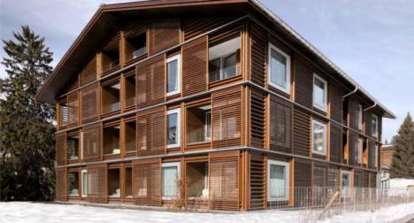 Los postigos deslizantes del Hotel Valella Inn en Lenzerheide, Suiza, se integran con su entorno aportando  protecci�n solar y privacidad. Se instal� el HAWA-Frontslide 60. Valbella Inn AG