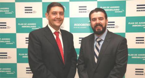 De Izq. a Der.: Mario Gmez, director de Le Bleu y Renato Baitelo, titular de Rodobens Argentina