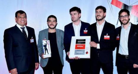 Manuel Sirtori, CEO Holcim Argentina; con  los ganadores Alejandro Alaniz, Patricio Cuello, Christian Barrera e Ivan Baez de la Universidad Nacional de Crdoba y Otmar Hbsch, CEO Holcim Brasil. (1 Premio Categora Next Generation  Proyecto Fruit Salad)