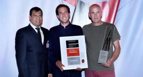 Manuel Sirtori, CEO Holcim Argentina con Lucia Zunino y Maya Wilberger, Universidad Nacional de Crdoba . (3 Premio Categora Next Generation  Proyecto Den-City, regeneracin urbana a travs de la densificacin)