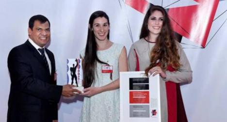 Manuel Sirtori, CEO Holcim Argentina con los ganadores Joaquin Trillo y Damian Fernandez de la Red Comunidades Rurales. (Reconocidos en la categora 