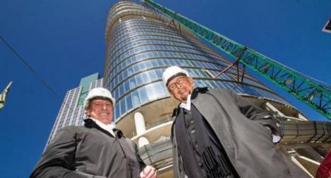 Jorge Brito y Csar Pelli juntos a la nueva Torre Banco Macro.