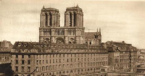 Notre Dame tapada por el antiguo Hotel Dieu-1870