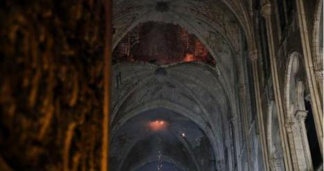 Interior de Notre Dame durante l incendio