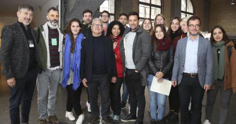 RBienal Roberto Converti, lvaro Garca Resta y estudiantes de UADE en el recorrido